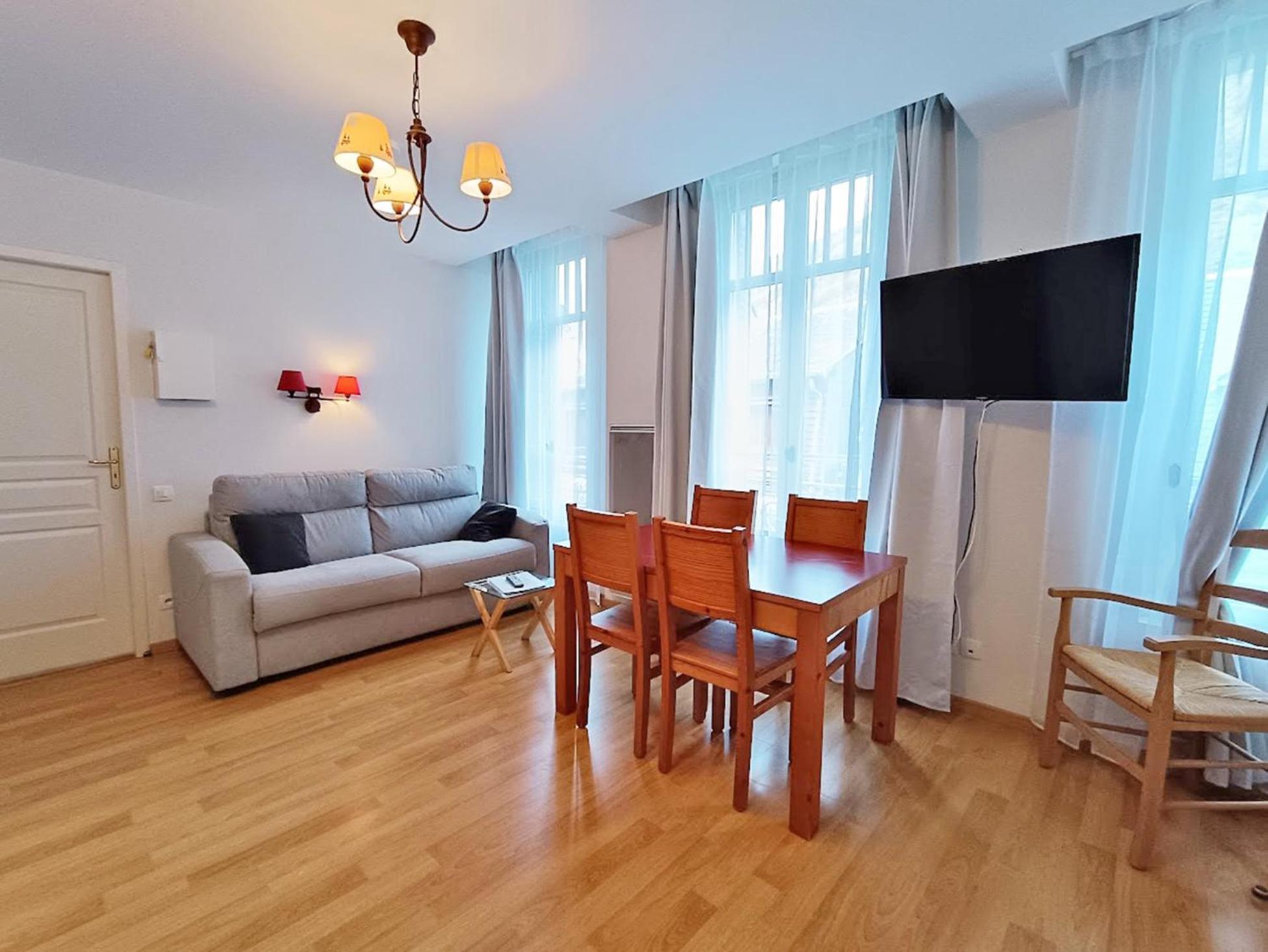 Апартаменты Il Etait Une Fois Luchon, T2, Centre Luchon, Wifi, Casier A Skis, Ascenseur, 4 Personnes Bagneres-de-Luchon Экстерьер фото