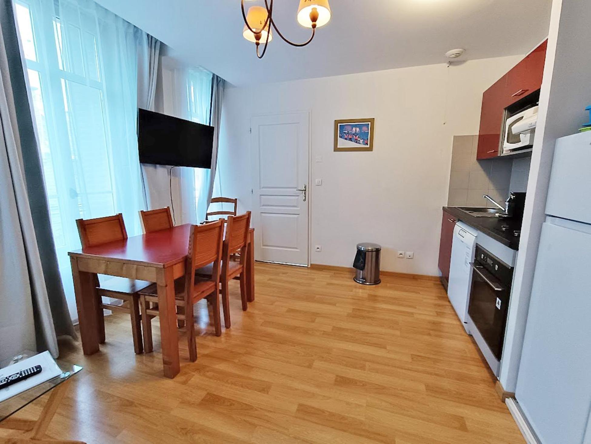 Апартаменты Il Etait Une Fois Luchon, T2, Centre Luchon, Wifi, Casier A Skis, Ascenseur, 4 Personnes Bagneres-de-Luchon Экстерьер фото
